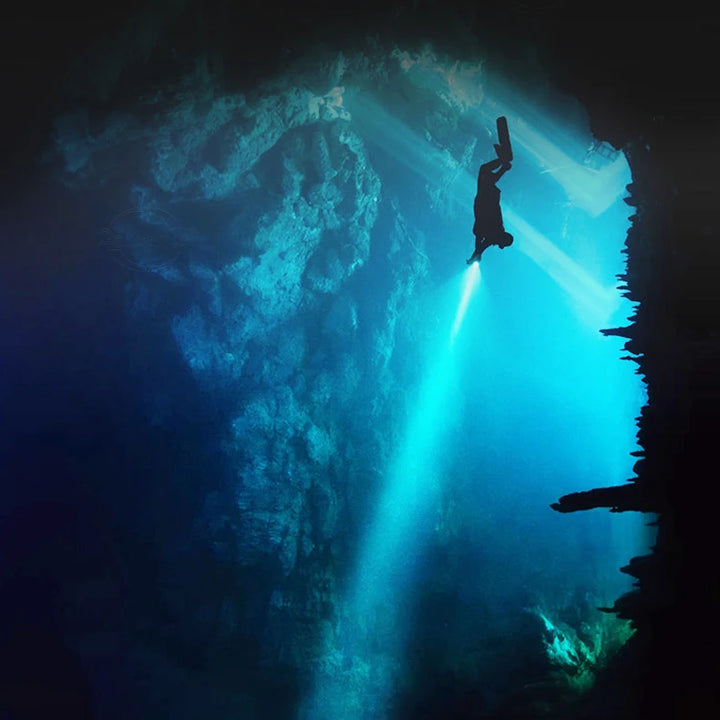 Diving flashlight charging strong light XHP70 focus long flashlight plastic waterproof submersible lighting at night submersible